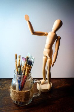 Ahşap sanat posable bebek elbise sallayarak ile çeşitli lekeli eski sanatçı boya fırçaları Mason kavanoz