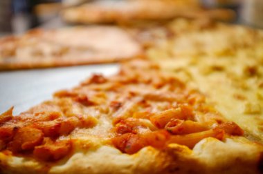 Büyük dilim peynir pizza penne alla votka tepesi ile