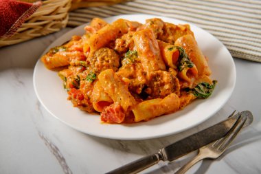 Kremsi İtalyan domates sosu rigatoni Acılı sosis ve peynir zeytin sarımsaklı ekmek tarafında