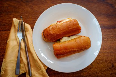 Sosis parm alt sandviç domates sosu mozzarella peynir soğan ve biber ile