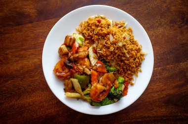 Çin sebze ile Kızarmış karides soslu domuz eti servis Szechuan kızarmış pilav