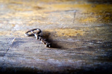 Sıkıntılı ahşap arka planda eski antik iskelet anahtarı