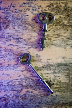 Sıkıntılı ahşap arka planda eski antik iskelet anahtarı