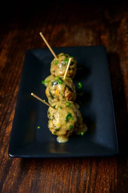 Köy ahşap masada soslu lezzetli İsveç köfteleri.