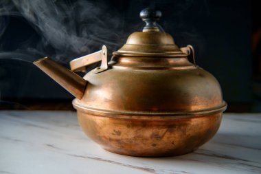 Islık sıcak çay potu kaynamış su buhar ile mutfak tezgahı