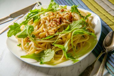 Cevizli vejetaryen fettuccine ve sarımsak soslu roka.