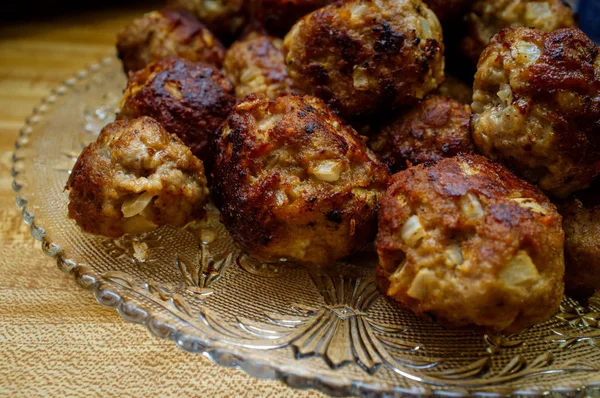 Färska Varma Och Kryddiga Italienska Köttbullar Glas Fat — Stockfoto