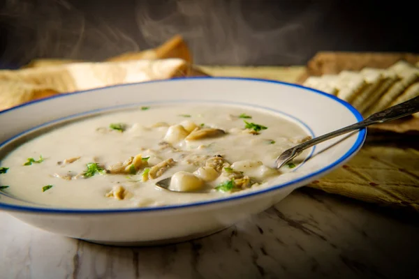 Fresh Hot New England Clam Chowder Soup Saltine Crackers Parsley — Stock Photo, Image