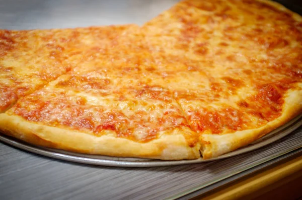 Duże Kawałki Ser Pizzy Stylu New York — Zdjęcie stockowe