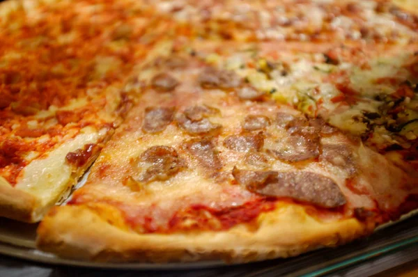 Grote Sneetjes Kaas Pizza New York Stijl Met Worst — Stockfoto