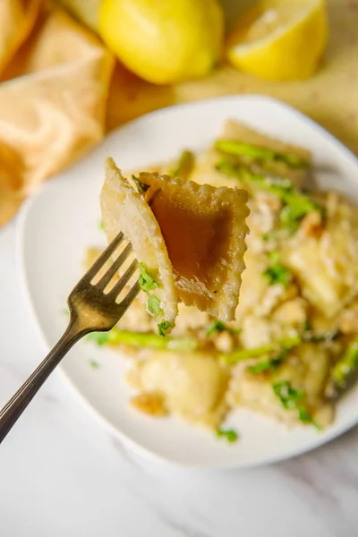 Olasz Sajt Ravioli Kemencében Sült Spárgával Fűszeres Citromos Vajszósszal Parmezánnal — Stock Fotó