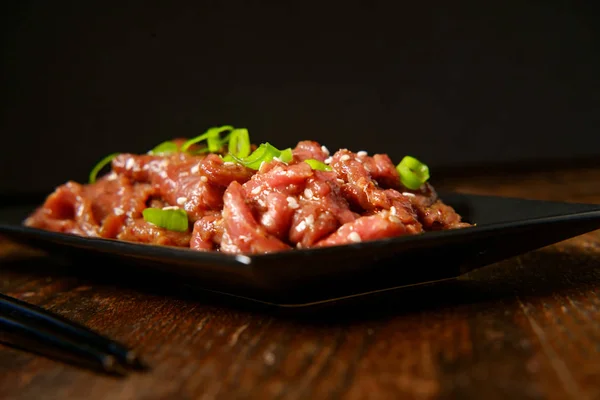生浸泡韩国烧烤牛肉韩式烤肉在黑暗穆迪照明 — 图库照片