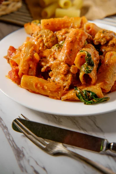 Molho Tomate Italiano Cremoso Rigatoni Com Salsicha Picante Lado Pão — Fotografia de Stock