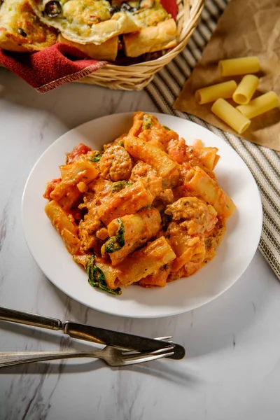 Cremoso Rigatoni Alla Salsa Pomodoro Italiano Con Salsiccia Piccante Contorno — Foto Stock