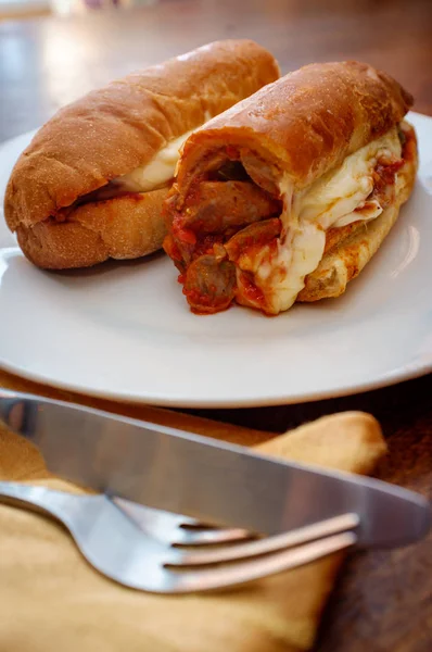 Sosis Parm Hero Sub Sandwich Dengan Saus Tomat Mozzarella Keju — Stok Foto