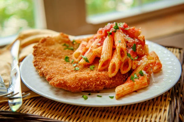 Schnitzel Frango Alemão Com Penne Molho Tomate Vermelho — Fotografia de Stock