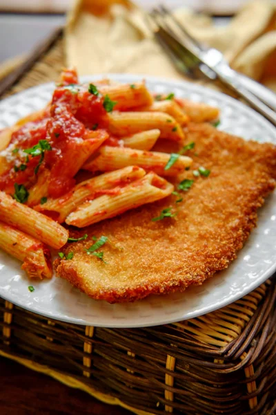 Schnitzel Frango Alemão Com Penne Molho Tomate Vermelho — Fotografia de Stock