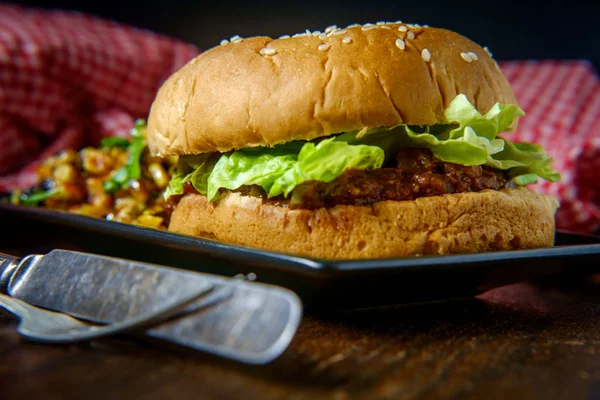 Çok renkli ızgara mısırlı Amerikan sandviçi.