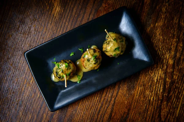 Köy ahşap masada soslu lezzetli İsveç köfteleri.