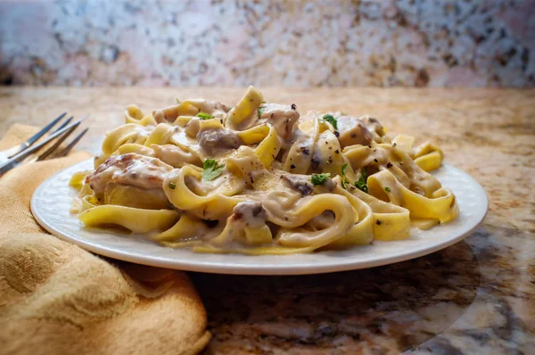 Authentic Italian Fettuccine Alfredo Pasta Dish Grilled Chicken Breast — Stock Photo, Image