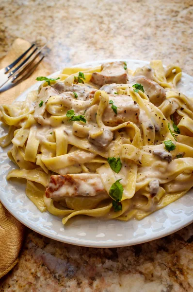 Autêntico Prato Italiano Fettuccine Alfredo Massas Com Peito Frango Grelhado — Fotografia de Stock