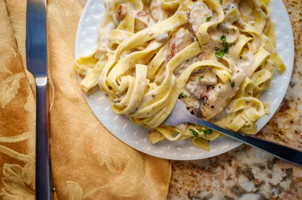 Authentic Italian Fettuccine Alfredo Pasta Dish Grilled Chicken Breast — Stock Photo, Image