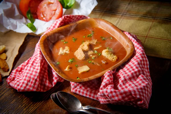 新鮮な暖かいトマト バジルのスープ暗いムーディな照明でクルトン — ストック写真