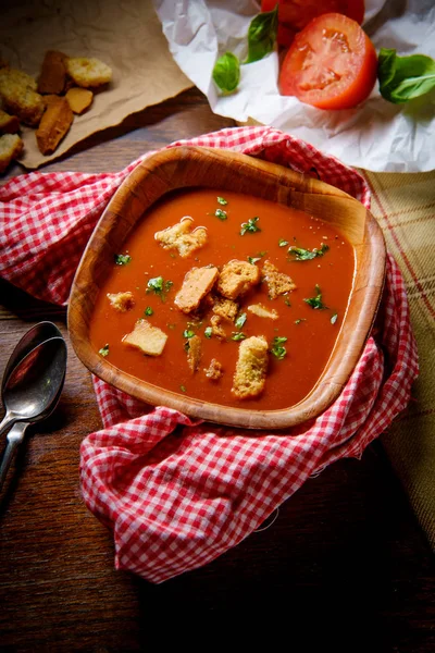 Soupe Basilic Aux Tomates Chaudes Fraîches Avec Croûtons Dans Éclairage — Photo