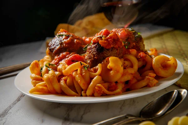 Espaguetis Albóndigas Con Fideos Albahaca Fresca Picada — Foto de Stock