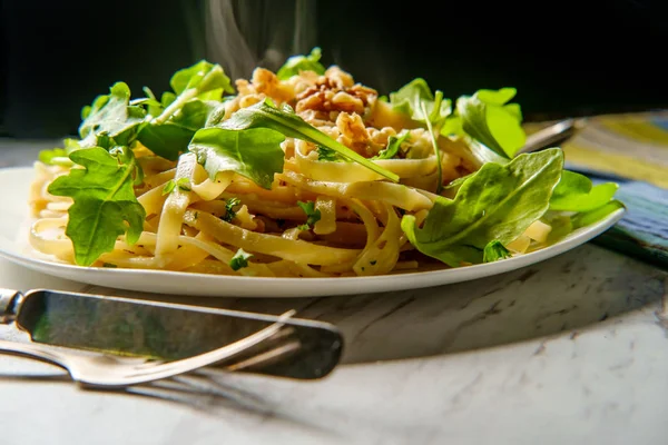 Fettuccine Vegetariane Con Noci Rucola Salsa Aglio Dolce Vino Bianco — Foto Stock