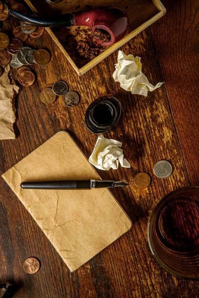 Meja Penulis Dengan Pena Dan Tinta Whisky Pipe Dan Gelas — Stok Foto