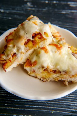 Kolombiyalı mutfağı pastırmalı kaşarlı arepas yüklü