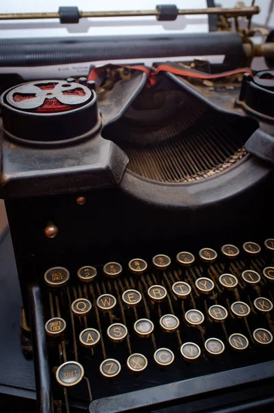 クローズ アップ暗い古い素朴なアンティークのタイプライターのキー — ストック写真