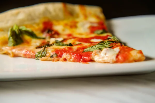 Stor Skiva New York Stil Margherita Pizza — Stockfoto