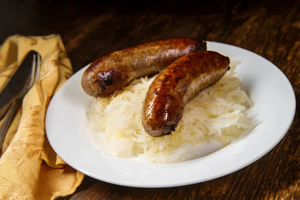 Német Bratwurst Savanyú Káposzta Szolgálnak Fel Rusztikus Fából Készült Asztal — Stock Fotó