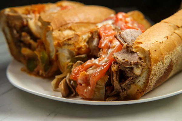 Sándwich Bistec Búfalo Desordenado Con Tomates Rodajas Una Rica Salsa —  Fotos de Stock