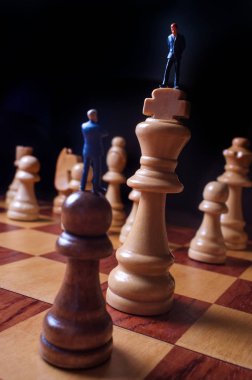 Minyatür işadamları ile dev chesspieces sembolik metafor için savaş
