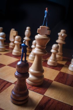 Minyatür işadamları ile dev chesspieces sembolik metafor için savaş