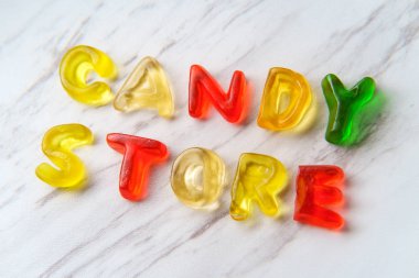 Çeşitli renkli sakızlı şeker harfler şeker dükkanı kelime büyü