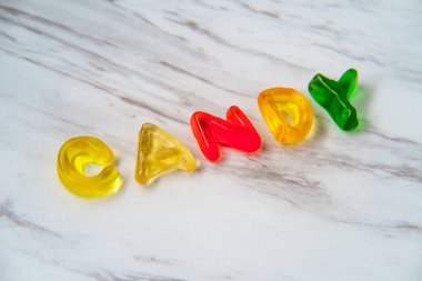 Çeşitli renkli sakızlı şeker harf kelime şeker büyü.