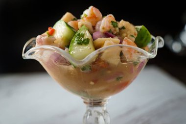 Karides ve tilapya soslu soğuk Peru ceviche.