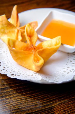 Süslü tabakta Çin peynir wontons meze restoranda