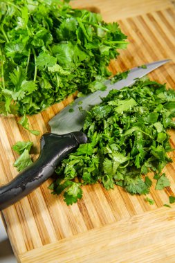 Taze yeşil kişniş Dilimleme mutfak kesme tahtası 