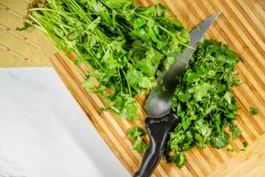 Taze yeşil kişniş Dilimleme mutfak kesme tahtası 