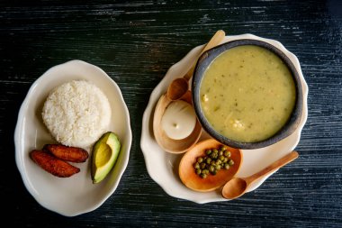 Kolombiyalı Ajiaco tavuk patates ve Mısır çorbası Kapari