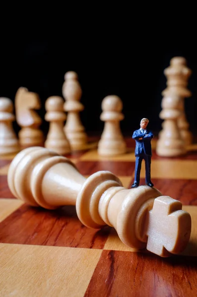Miniatűr Üzletemberek Óriás Chesspieces Szimbolikus Metaforája Csata — Stock Fotó