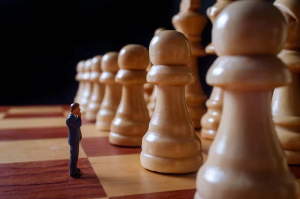 Miniaturunternehmer Kämpfen Mit Riesigen Schachfiguren Symbolische Metapher — Stockfoto