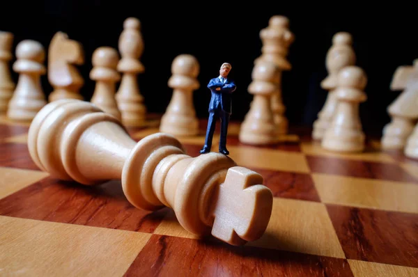 Miniatűr Üzletemberek Óriás Chesspieces Szimbolikus Metaforája Csata — Stock Fotó