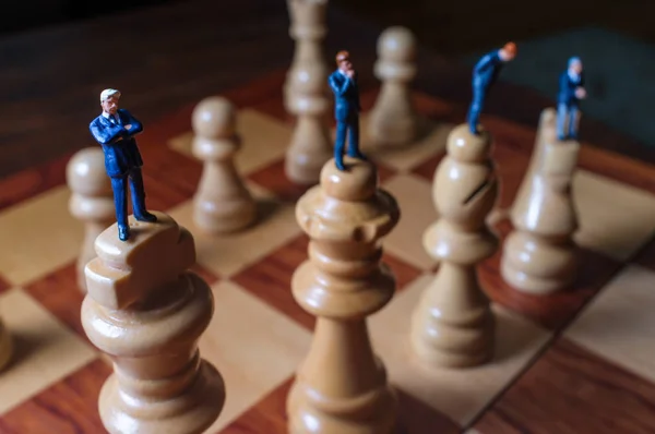 Miniatűr Üzletemberek Óriás Chesspieces Szimbolikus Metaforája Csata — Stock Fotó