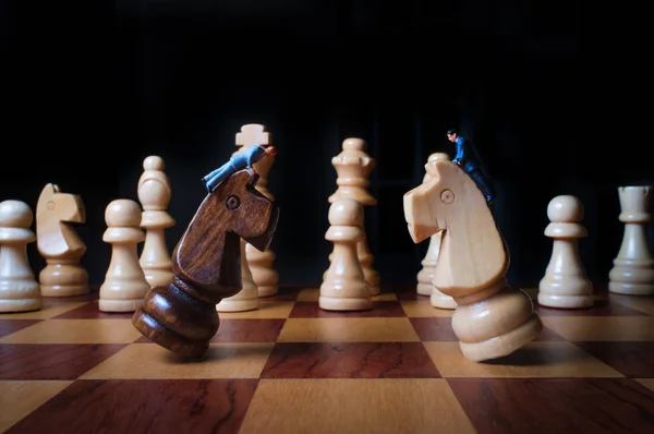 Miniaturunternehmer Die Riesige Türme Reiten Ziehen Schachfiguren Die Schlacht — Stockfoto